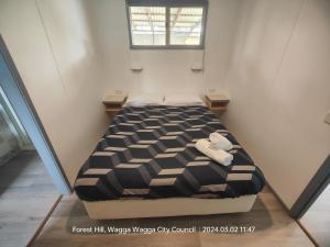 sypialnia z łóżkiem z pluszowym misiem w obiekcie Wagga Wagga Tourist Park w mieście Wagga Wagga