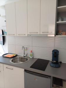 Η κουζίνα ή μικρή κουζίνα στο UNA apartman