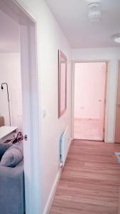 ロンドンにあるBattersea Chelsea Bridge Apartmentの廊下、ベッド、ドアが備わる客室です。