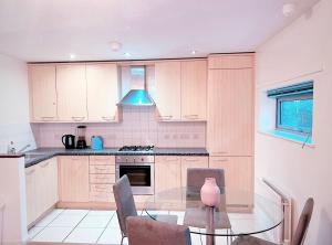Kjøkken eller kjøkkenkrok på Battersea Chelsea Bridge Apartment