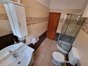 La salle de bains est pourvue de toilettes, d'un lavabo et d'une douche. dans l'établissement Apartment in Dramalj 33974, à Dramalj