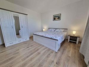 - une chambre avec un lit et une commode dans l'établissement Apartment in Dramalj 33974, à Dramalj