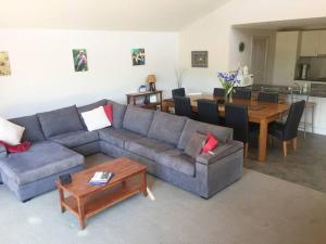 una sala de estar con un sofá y una mesa en Buller House Merrijig, en Merrijig 7 fotos más