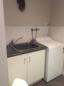 un baño con lavabo e inodoro en Buller House Merrijig, en Merrijig