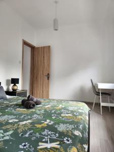 a bedroom with a bed with a green comforter at Appart T2 piscine et fitness in Grand Baie