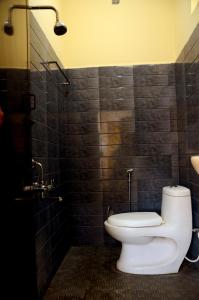 a bathroom with a toilet and a shower at sivashankaran homes in Tiruvannāmalai