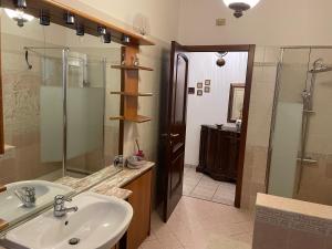 ein Bad mit einem Waschbecken und einer Dusche in der Unterkunft Villa near Milan & Rho Fiera in Gaggiano