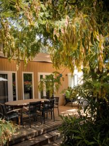 加桑的住宿－Domaine de Verdagne，树下木甲板,配有桌椅