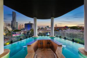duży basen z widokiem na miasto w obiekcie City High-Rise 1-Bed with Pool, Gym and Parking w mieście Brisbane