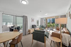 sala de estar con sofá y mesa en Prime City Residence with Pool, Gym and Parking, en Brisbane