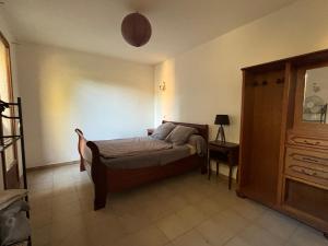 1 dormitorio con 1 cama y vestidor en Villa St James en LʼÎle-Rousse