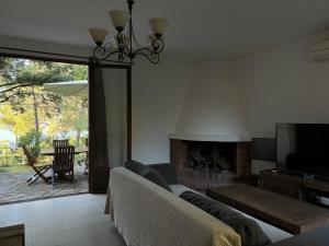 salon z kanapą i kominkiem w obiekcie Villa St James w mieście LʼÎle-Rousse