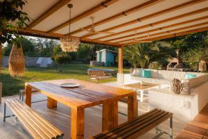 einen Holztisch und Bänke auf einer Terrasse in der Unterkunft Finca Aprisco de Candeleda in Candeleda