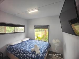 Llit o llits en una habitació de Wagga Wagga Tourist Park