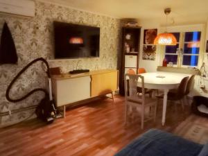 Ackes Stuga 32 في أوريبرو: غرفة معيشة مع طاولة وغرفة طعام