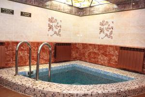 een badkamer met een groot bad in een kamer bij Hotel Complex Park hotel D-grad in Dimitrovgrad