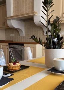 eine Küchentheke mit Cupcake und Topfpflanze in der Unterkunft Villa Hoff Wellness & Spa in Trzęsacz