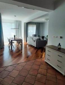 ein Wohnzimmer mit einem Bett und einem Tisch in der Unterkunft Villa Hoff Wellness & Spa in Trzęsacz
