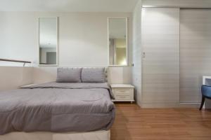 1 Schlafzimmer mit einem Bett, einem Schreibtisch und 2 Spiegeln in der Unterkunft Duplex @ I City by Bai Yi #2906 in Shah Alam