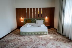 Un pat sau paturi într-o cameră la Hotel Relax Craiova +37 fotografii