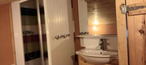 ein Badezimmer mit Toilette und Waschbecken in der Unterkunft maison du 13eme siècles in La Genétouze