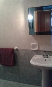 Ένα μπάνιο στο Attard Seafront Apartment 2 in Marsalforn +11 φωτογραφίες