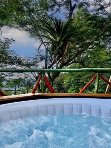 Bazén v ubytování BAUMHAUS Cabañas rusticas con jacuzzi privado nebo v jeho okolí