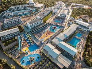 Caretta Paradise Resort & WaterPark في تراغاكي: اطلالة علوية على منتجع به حديقة مائية