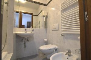 ein Badezimmer mit einem Waschbecken, einem WC und einem Spiegel in der Unterkunft Hotel Palazzo Vecchio in Florenz