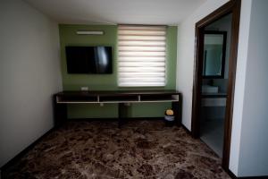 Televiisor ja/või meelelahutuskeskus majutusasutuses Hotel Relax Craiova