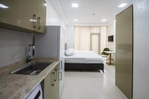 eine Küche mit Spüle und ein Bett in einem Zimmer in der Unterkunft Gama Palace in Batumi