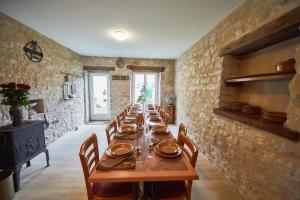 a long dining room with a long table and chairs at ABRICOSY Maison de campagne 6 personnes Aiglepierre in Aiglepierre