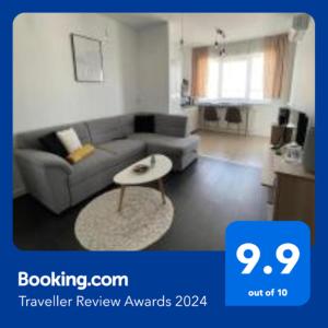 - un salon avec un canapé et une table basse dans l'établissement apartament Onestilor, à Oradea