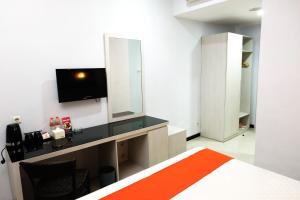 Uma televisão e/ou sistema de entretenimento em Halogen Hotel Airport Surabaya