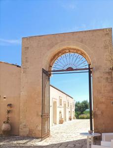un accès à un bâtiment avec une porte ouverte dans l'établissement Ballium Luxury Relais, à Avola