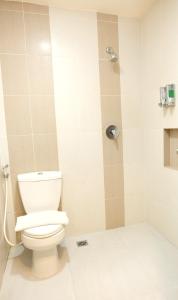 Uma casa de banho em Halogen Hotel Airport Surabaya