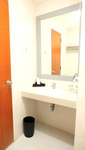 Uma casa de banho em Halogen Hotel Airport Surabaya
