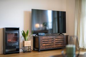 TV a/nebo společenská místnost v ubytování EasyViewI direkt am Möhnesee 4P Pool Balkon