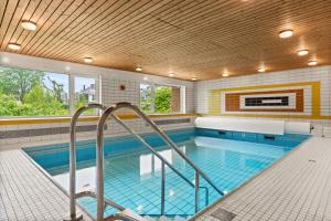 Bazén v ubytování EasyViewI direkt am Möhnesee 4P Pool Balkon nebo v jeho okolí