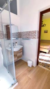 a bathroom with a sink and a toilet at Casa Vacanze Ramo in Mazara del Vallo