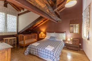 La Casona y Casitas de Tabladillo في Santa María la Real de Nieva: غرفة نوم بسرير وسقف خشبي
