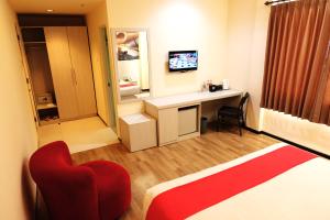 Uma televisão e/ou sistema de entretenimento em Halogen Hotel Airport Surabaya