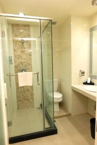 Uma casa de banho em Halogen Hotel Airport Surabaya