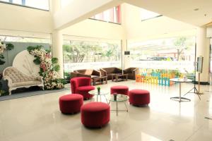Uma área de estar em Halogen Hotel Airport Surabaya