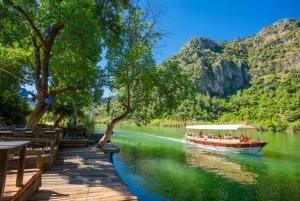 um barco com pessoas nele em um rio em Villa Wonder em Dalyan