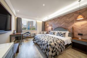 Postel nebo postele na pokoji v ubytování Mehood Theater Hotel, Jinan Quancheng Plaza Baotu Spring