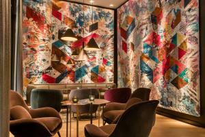 Uma área de estar em Motel One Frankfurt-Römer