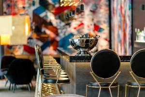 Um restaurante ou outro lugar para comer em Motel One Frankfurt-Römer