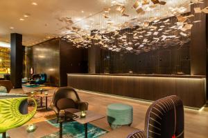 Uma área de estar em Motel One Frankfurt-Römer
