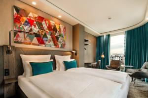 Cama ou camas em um quarto em Motel One Frankfurt-Römer